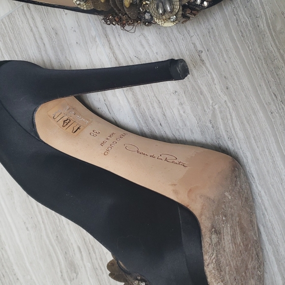 ⭐️Host Pic ⭐️ Oscar de la Renta Heels size 38 🔥 With floral rosette on toe - Picture 5 of 14